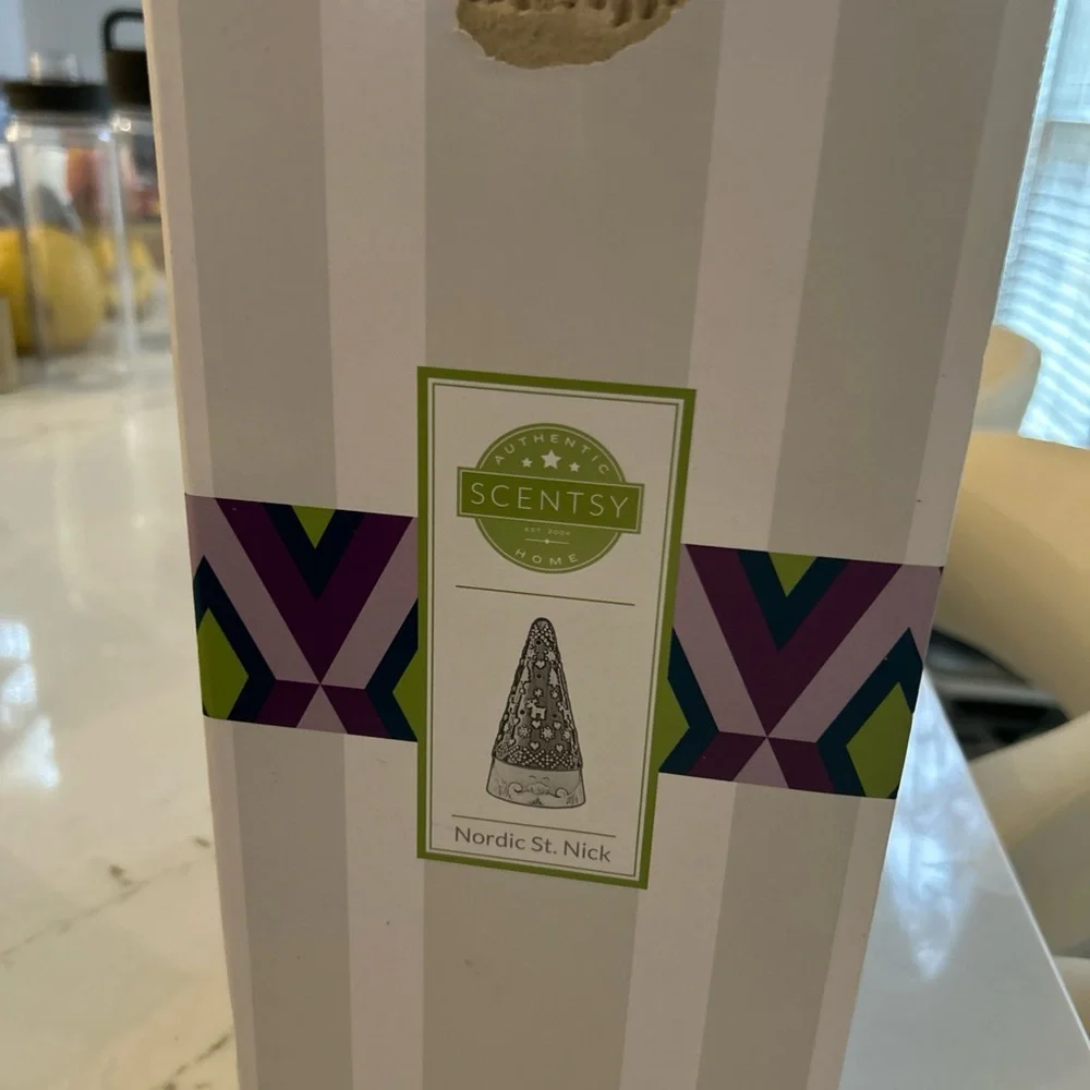 Nordic St Nick Scentsy warmer NEW 🎅 - Picture 2 of 3